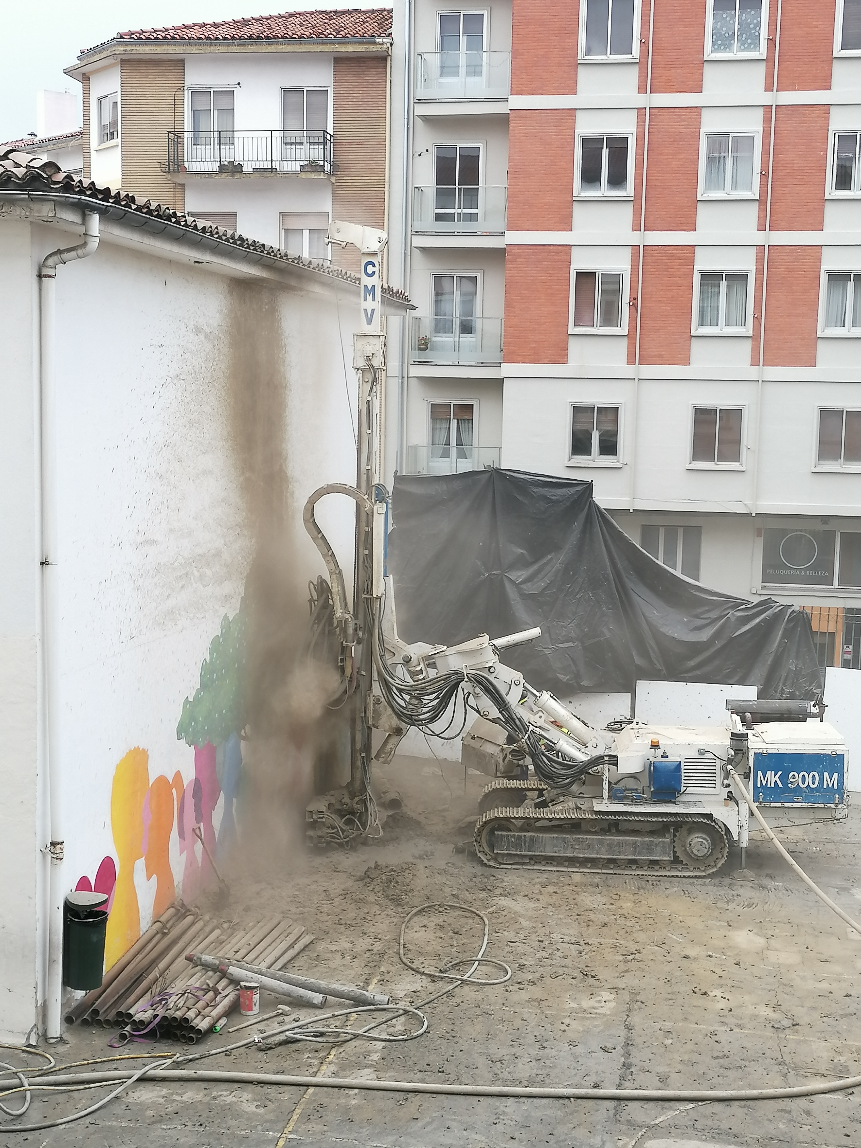 Polvo y ruido a escasos metros de las aulas